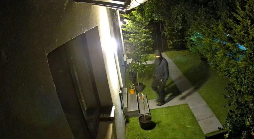 Végigjárta a környéket, több háznál is próbálkozott a rejtélyes férfi, most a lakók segítséget kérnek