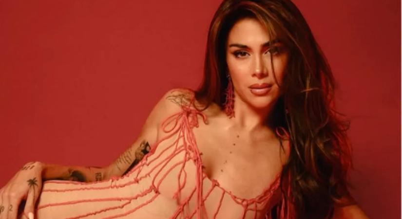 A dögös, tetkós lány bikinifelsőkben mutogatja hibátlan melleit – Greeicy Rendón szexi galériája