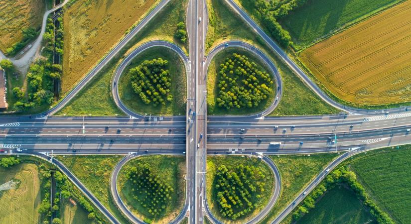 40 kilométert ment a forgalommal szemben egy asszony az M44-esen – Végül az állította meg, hogy lerobbant az autója – videó