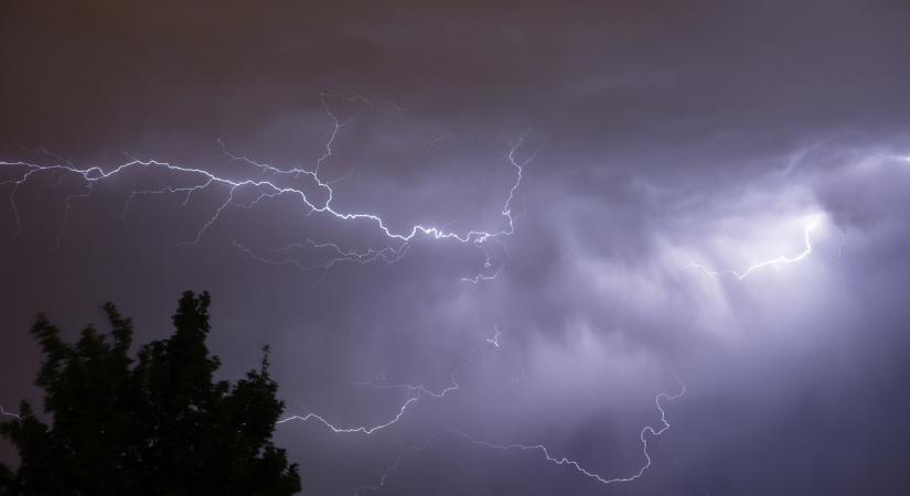 Jön az ítéletidő! A riasztás után már narancssárga figyelmeztetést is adtak ki – Térképen mutatjuk, hol lehet a legnagyobb baj