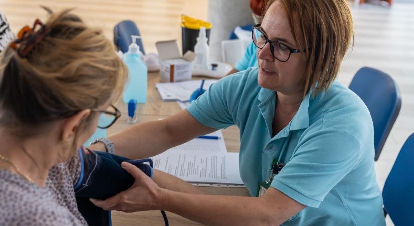 A megelőzés fontosságára hívták fel a figyelmet a tatabányai kórház szűrőnapján fotók
