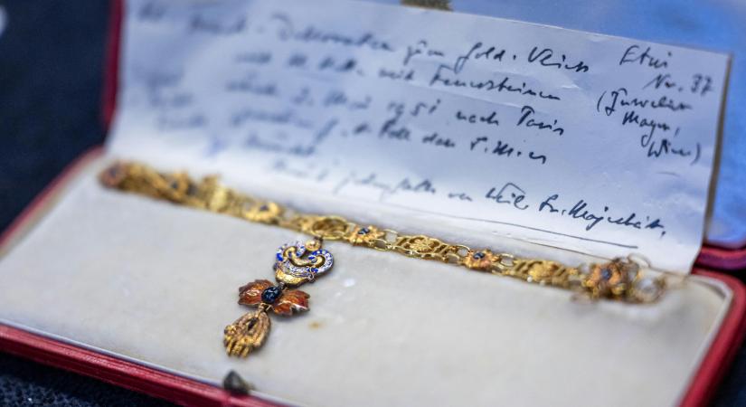 Orbán kuruckodni akart vele, Semjén rossz reklámot csinált neki, de most megcsaphatja a rendszerváltás szele a Habsburg Ottó Alapítványt