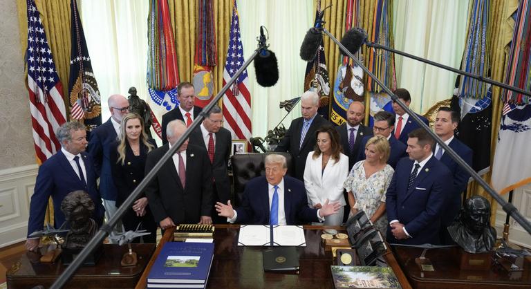 „Nagyon keményen fogjuk támadni őket” – súlyos iráni csapásokat tervez Donald Trump