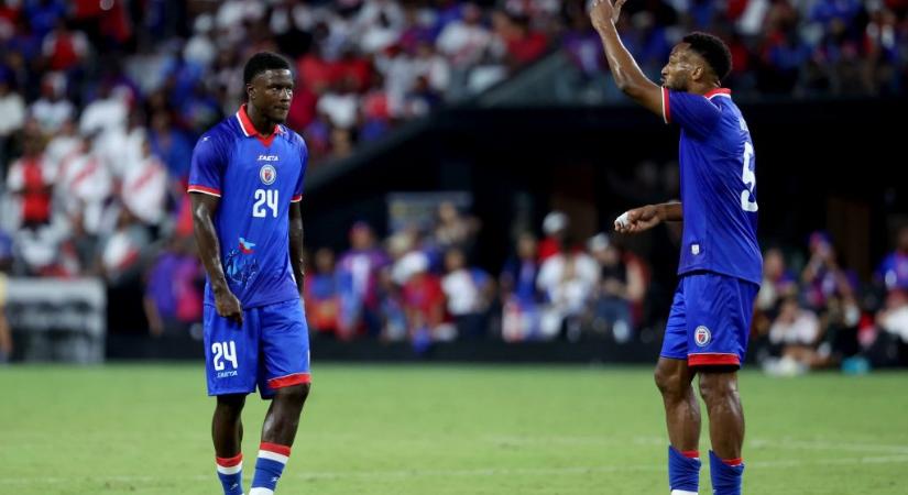 Napokkal Haiti első vb-meccse előtt tiltotta le a válogatott mezét a FIFA