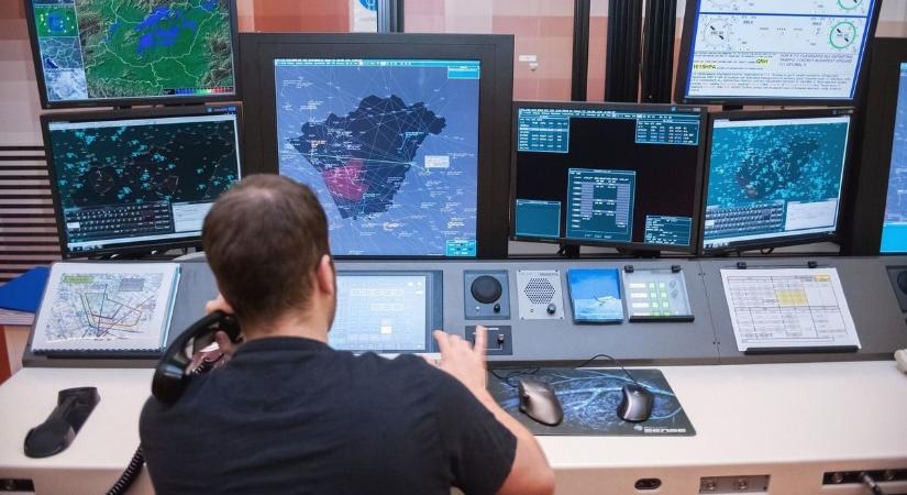 Brutális éjszaka vár Magyarországra, kiadták a figyelmeztetést: óriási vihar közelít, rendkívüli segítséget kapnak a légiirányítók – itt fog lecsapni a zivatarzóna