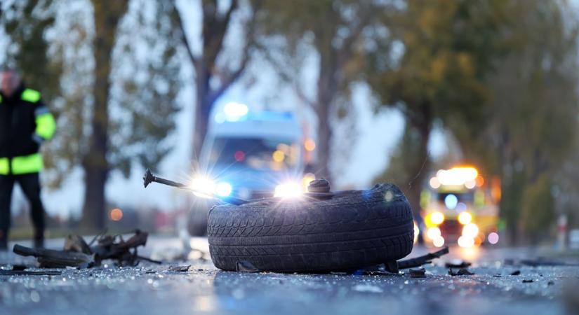 Motoros ütközött személyautóval, teljes útzár a helyszínen, többen súlyosan sérültek