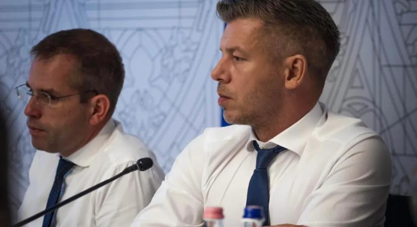 A kormány leszedeti a nemzeti hitvallás szövegét a közintézményekben, megszűnik a kriptovaluták kriminalizációja