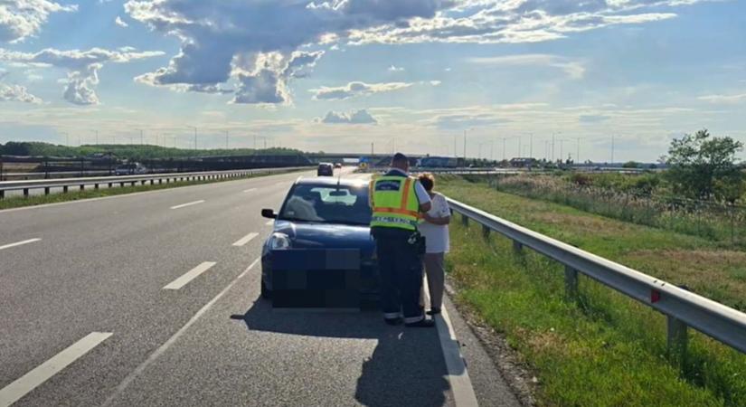 Káoszt okozott egy idős nő az M44-esen, hiába villogott a többi autós