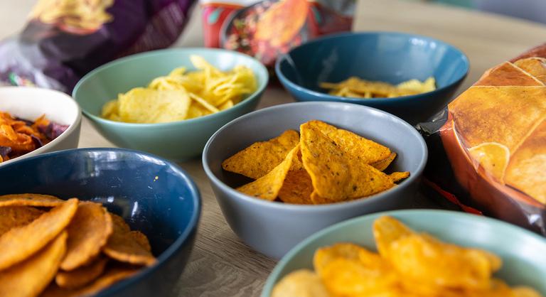 Felkészültünk a meccsnézésre: egy angolszász ízvilágú termék lett a chips-kóstolónk győztese
