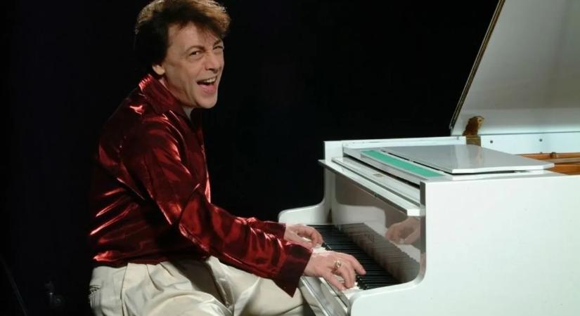 Elkészült a Fenyő Miklós szobor makettje, a rajongók teljesen kiakadtak: „Ez inkább egy Elvis Presley-be oltott Kern Andrásra hajaz”