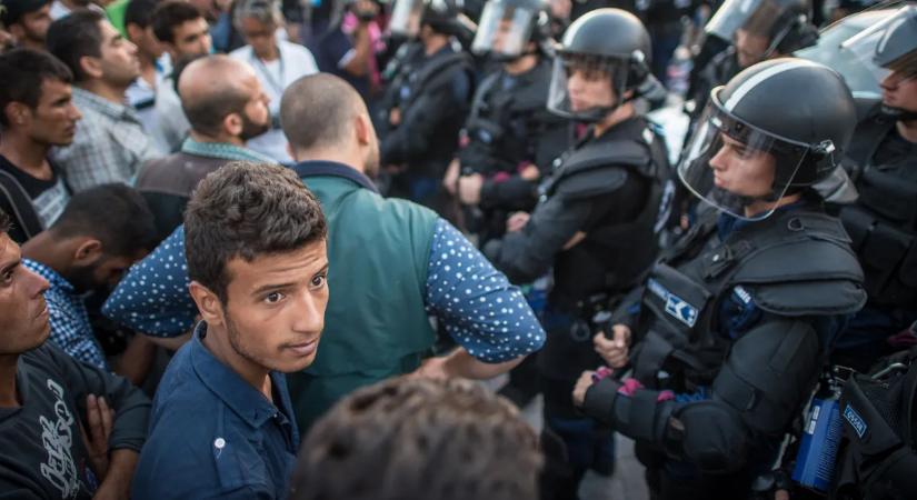 Életbe lép a migrációs paktum, miközben egy európai város lángokban áll a migránserőszak miatt