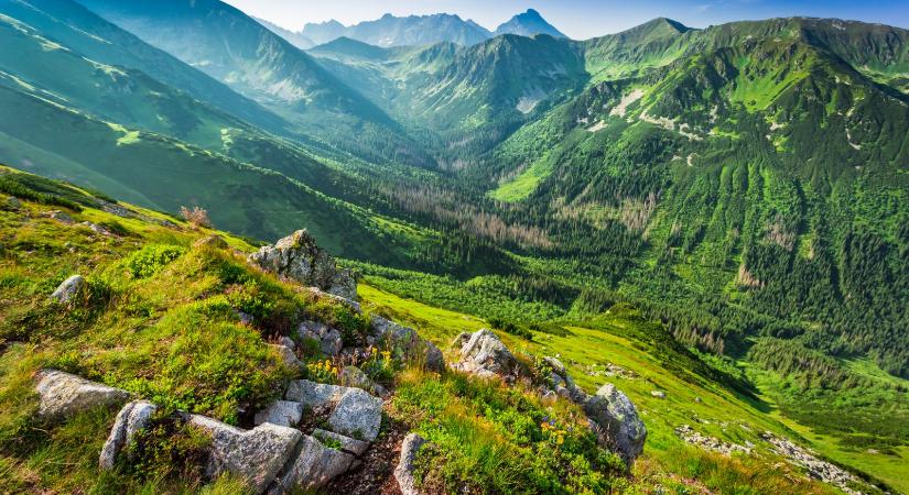 Hegycsúcsok, smaragdzöld tavak és mesés panorámák: ezek Európa legszebb túraútvonalai idén nyáron