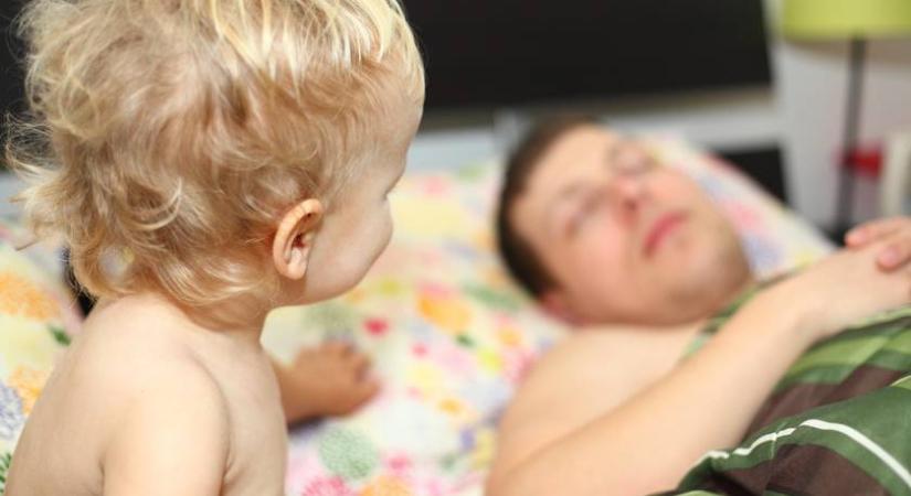 Így ébreszti a totyogós kisfiú az apukáját – 152 ezren látták a vicces videót