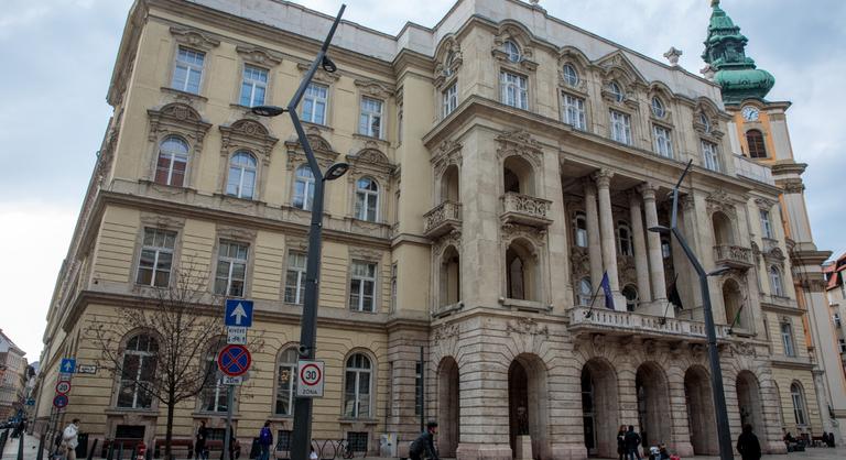 „Szinte sírtam, olyan megalázó volt a lenéző tekintete” – megfigyelőket küld a HÖK az ELTE jogi karának záróvizsgáira