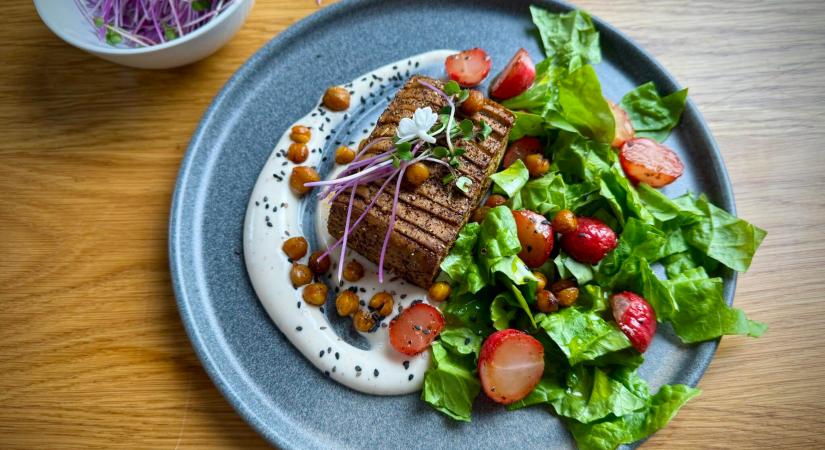 Látványos Hasselback-tofu színes köretekkel – egyszerűen elkészíthető, izgalmas étel