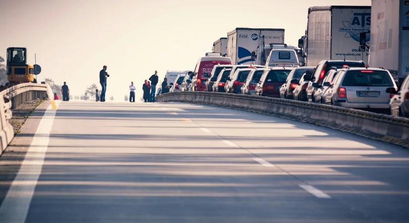 Szalagkorlátnak ütközött egy autó az M3-as autópályán
