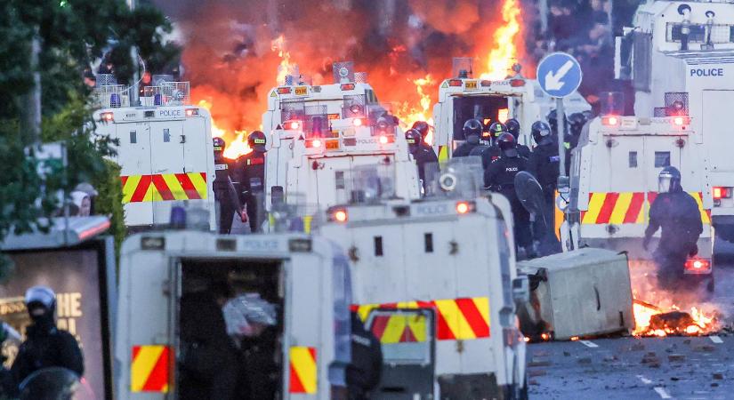 Ismét zavargás volt Észak-Írországban, vízágyúval oszlatták a tömeget