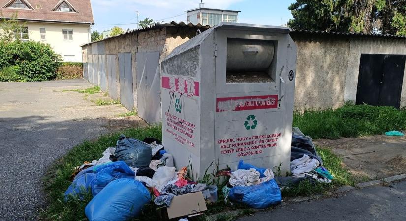 Ezeket a ruhákat is hordták valamikor – de káosz lett belőle ebben az utcában (videó)
