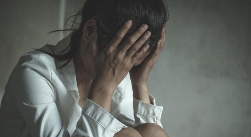 Gyerekek találtak rá a bántalmazott nő holttestére Aszódon, az utcán: sokkoló, ami vele történt