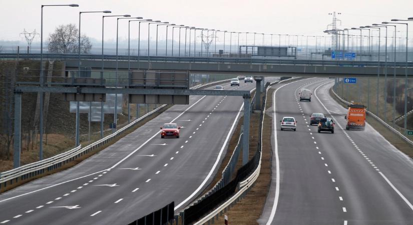 Baleset az M3-as kivezetőn – Szalagkorlátnak csapódott egy autó, áll a forgalom