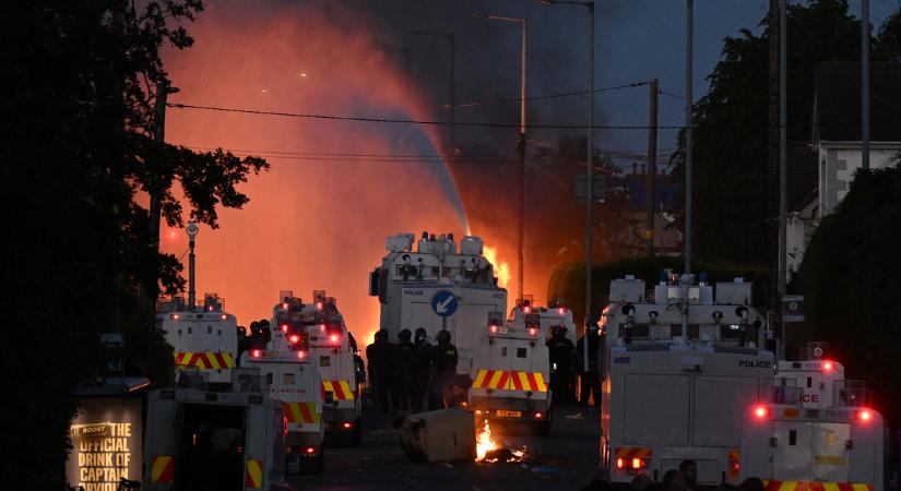 Égő házak, támadó tömeg, vízágyúk – kontrollálhatatlanná vált a helyzet Belfastban