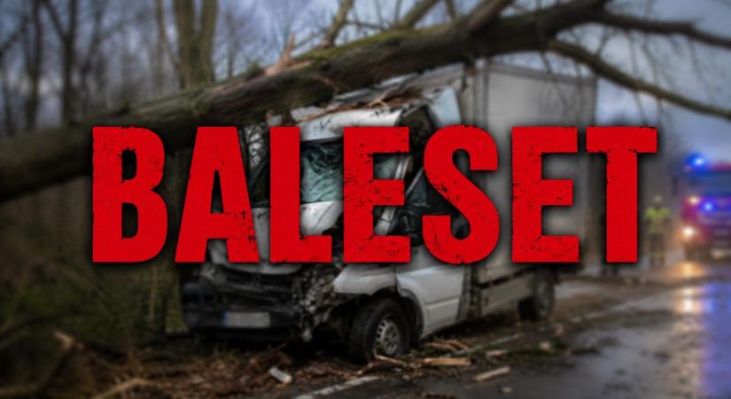 Drámai mentés Nyírbátornál: beszorult a sofőr a roncsba
