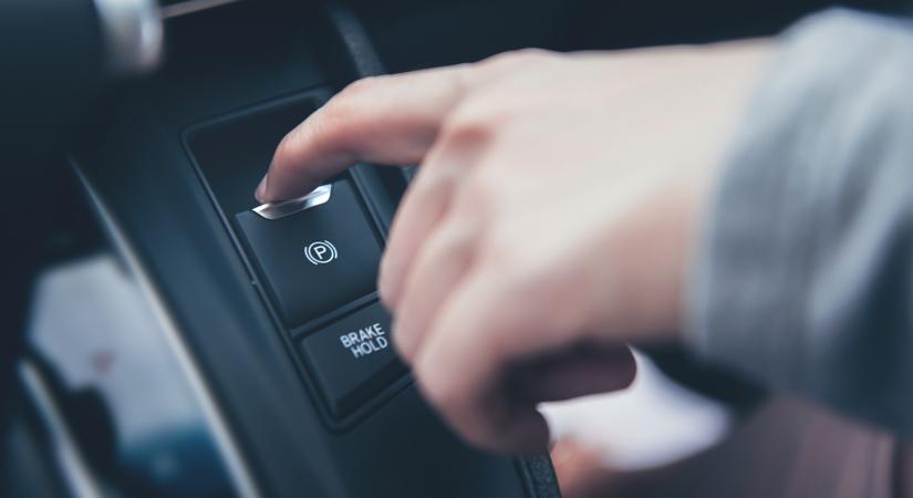 Mi történik, ha menet közben meghúzod az elektromos kéziféket? Meglepő eredményre jutottak a tesztek