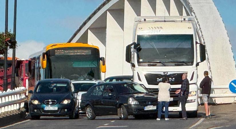 Karambol után hatalmas dugó Hatvanban: kamion és autó balesetét nyögi a város
