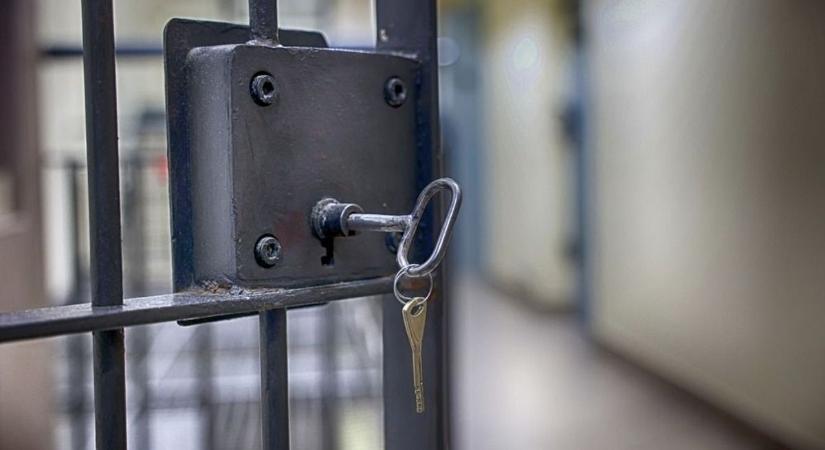 Kávéért ígért étel miatt verte meg zárkatársát, meghalt az áldozat