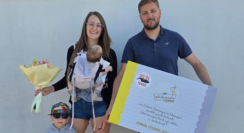 Ide érdemes születni: óriási csomaggal ment a babákhoz a polgármester