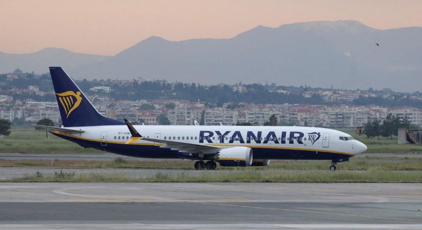 Vizsgálat indult a Ryanair ellen: fizetnie kell a szülőknek, hogy gyerekük mellé ülhessenek?