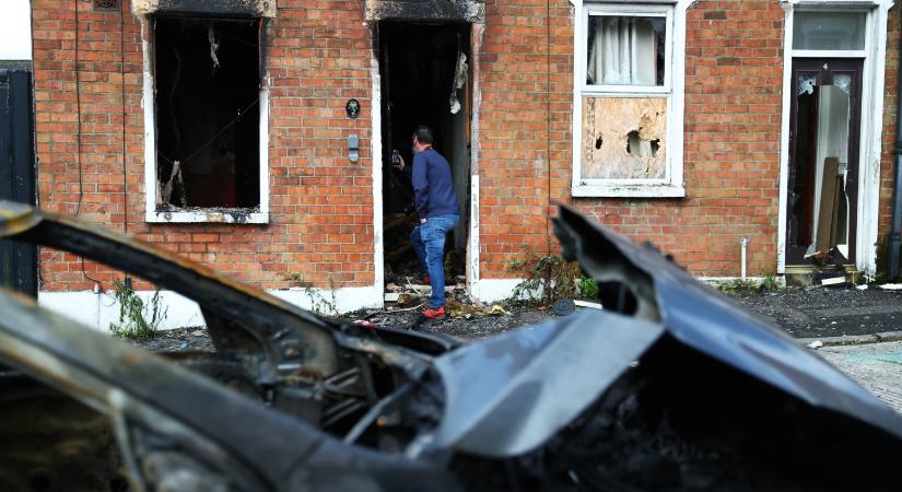 Utcai háború Belfastban a késelés után – a rendőrség nem gyanakszik terrorcselekményre