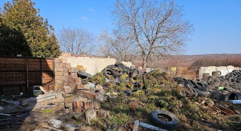 Elképesztő szeméthegy egy Heves megyei portán – azbeszt és bitumen is előkerült a telken