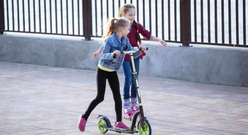 Ketten mentek a rolleren, nagy esés lett a vége