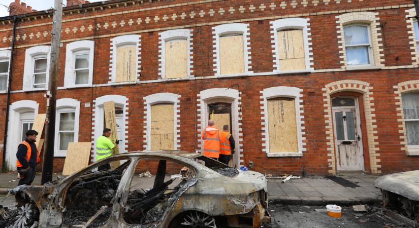 Háborús állapotok, bedeszkázott ablakok Belfastban; már tudjuk, ki volt a késes szudáni merénylő