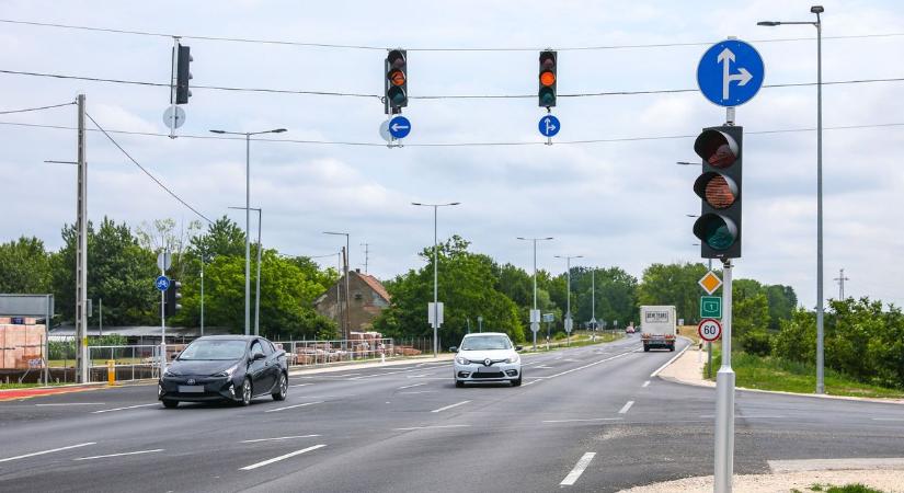 Komoly bosszúságot okozott az új jelzőlámpa az 1-es főúton - fotók