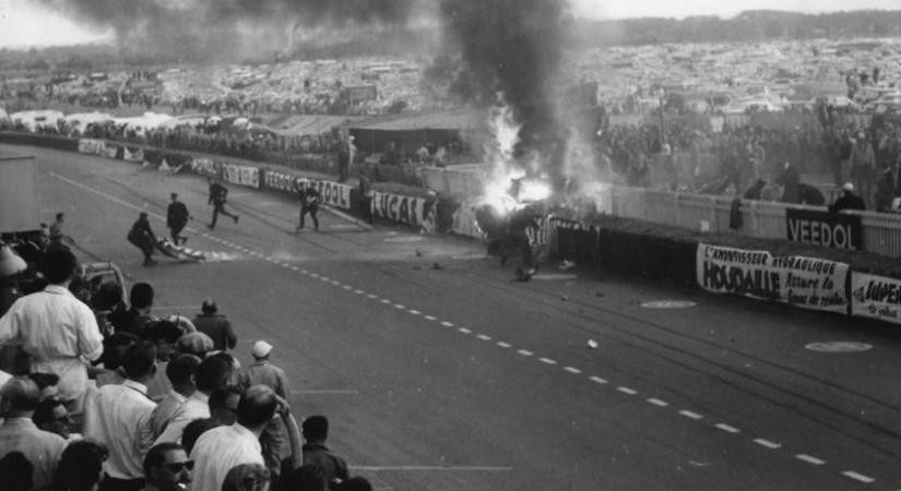 200 km / órás sebességgel csapódott a nézők közé: videón a ma 71 éve történt Le Mans-i autóverseny-katasztrófa