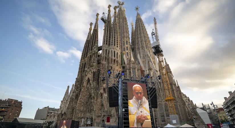 Lélegzetelállító tűzijátékkal és fényekkel avatták fel a Sagrada Família új tornyát – videó