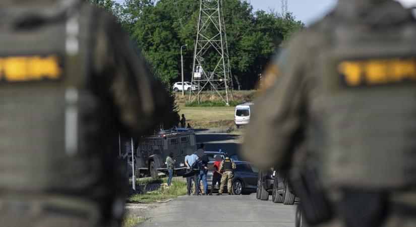 Konditeremben csaptak le a gyógyszermaffia ukrán vezetőjére - ezeket a luxusautókat, és több köteg készpénzt foglaltak le