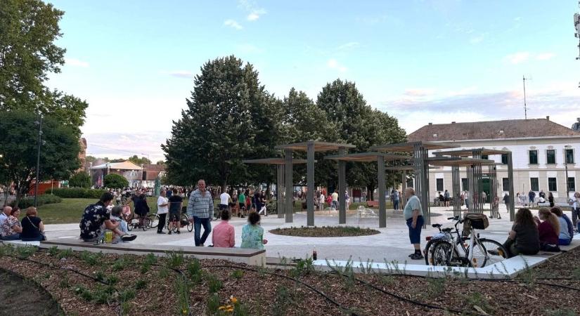 Megújult a Vörösmarty tér Balatonbogláron, a vitatott buszmegálló meg marad ahol volt