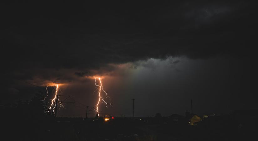 Letarolta az országot a pusztító vihar: megállás nélkül dolgoznak a tűzoltók a pokoli éjszaka óta
