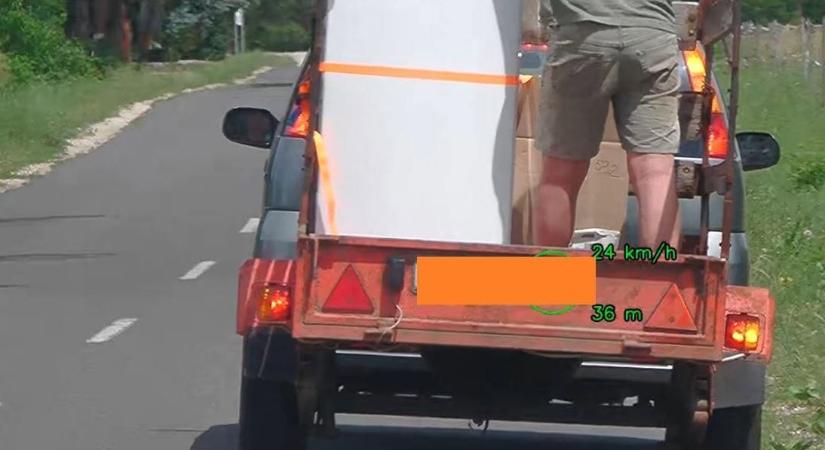 Nem bízta a spaniferre: az utánfutón állva tartotta a rakományt egy férfi