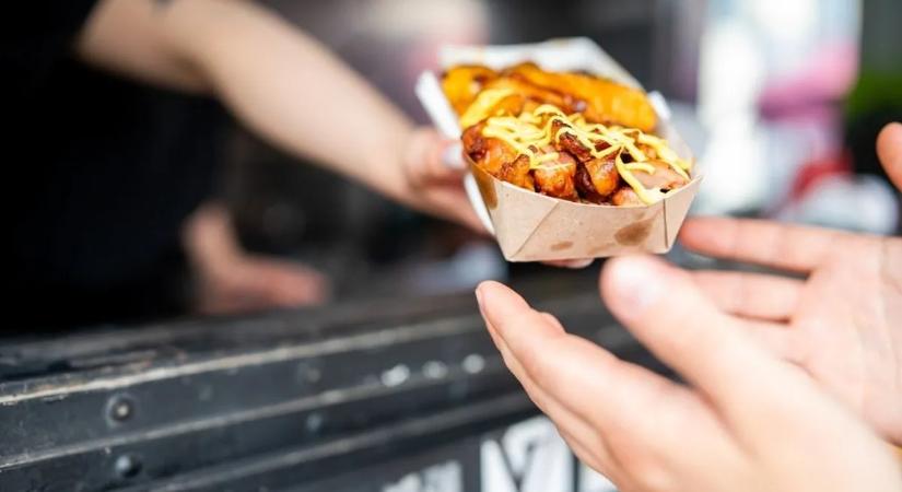 Gusztustalan büfékocsik, lejárt alapanyagok – 17 milliós bírsággal csapott le a hatóság a food truckokra