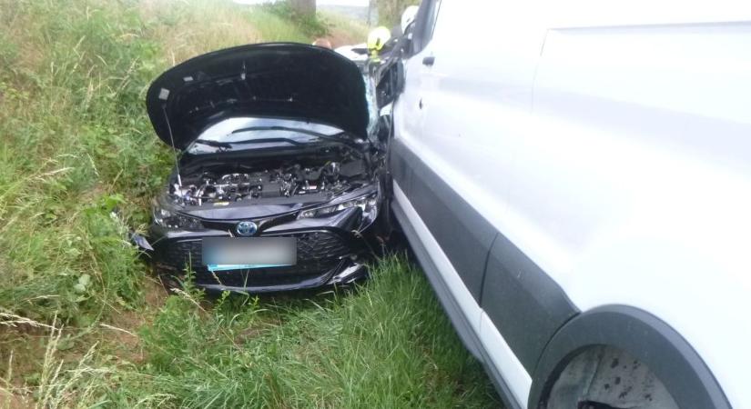 Durva tömegbaleset a 67-es főúton: friss fotókon az összeroncsolódott autók