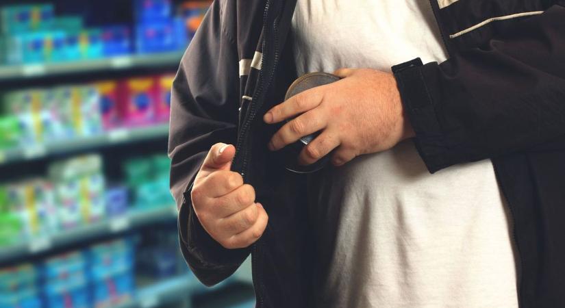 Ötször tért vissza ugyanabba az üzletbe, drogériából is lopott, végül lebukott a szekszárdi férfi