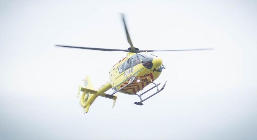 Kamionnak ütközött egy autó az M5-ösön – mentőhelikopter is érkezett a balesethez
