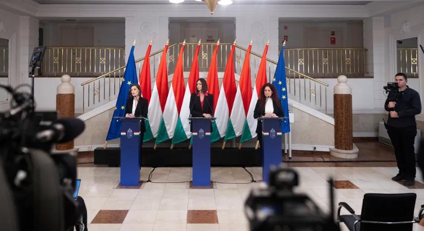 Kezdődik a kormányszóvivői tájékoztató, Magyar Péter is jelen van