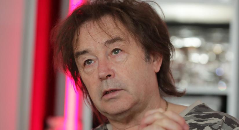 És akkor meglátta a Fenyő Miklós szobor tervét Szikora Róbert és olyat vett észre rajta, de rögtön