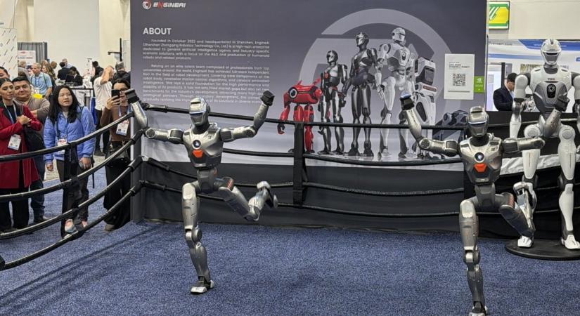 A humanoid robot olyan erővel rúgta el a focilabdát, hogy az lyukat ütött a falba – videó