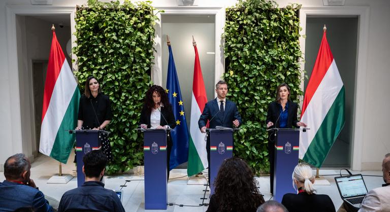 Már nem kötelező kifüggeszteni a közintézményekben a nemzeti hitvallást - Kormányszóvivői tájékoztató